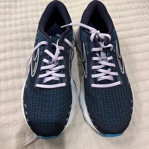 Women’s Brooks tennis shoes